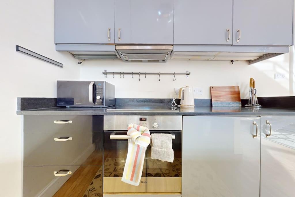 Charming And Bright Flat In Paddington! Londen